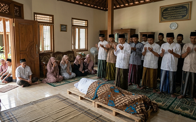 Perempuan Salat Jenazah, Bolehkah?