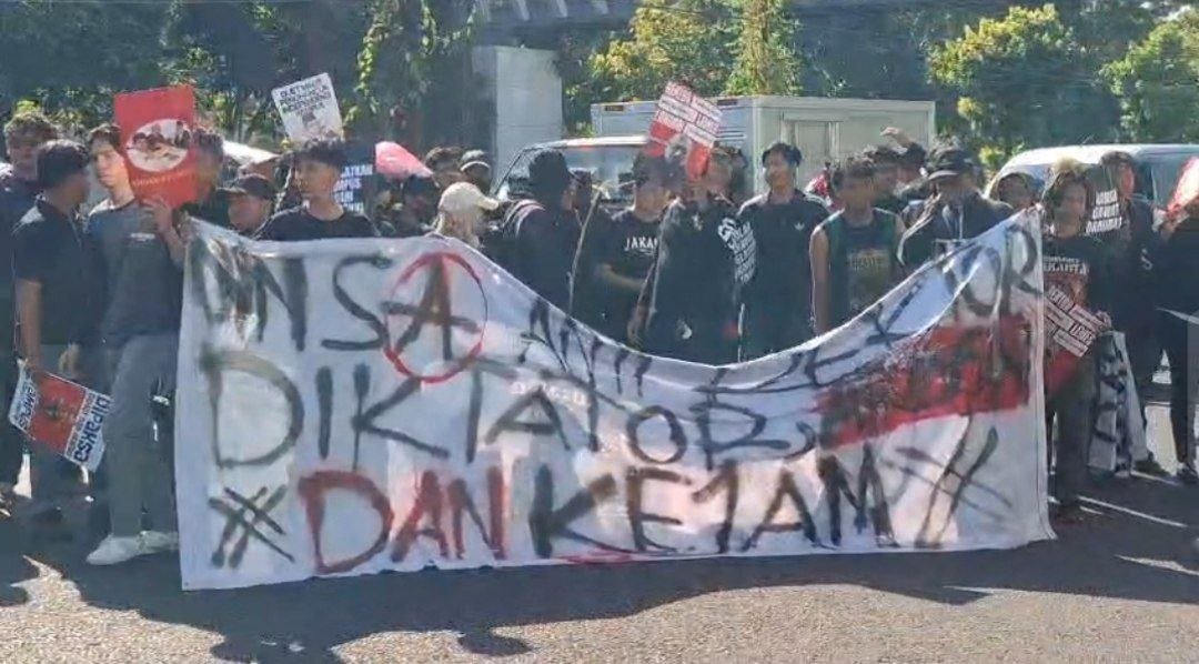 Mahasiswa UINSA Gelar Aksi Damai, Desak Pergantian Rektor
