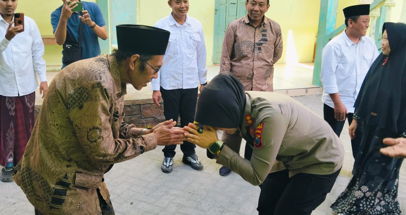 Kapolres Bojonegoro AKBP Yenni Diarty Sowan ke Ponpes...