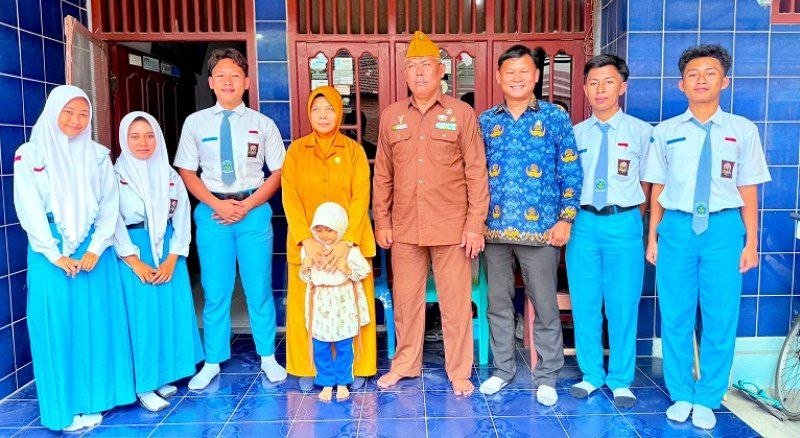 Semangat Kemerdekaan, Siswa SMAN 1 Sumberrejo Bersama Guru...
