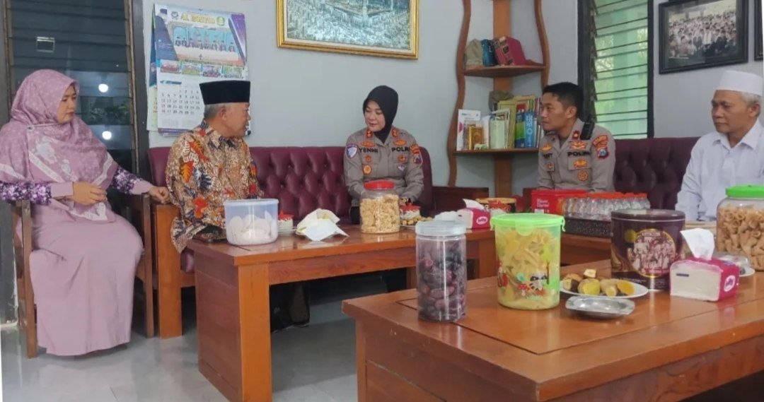 Kapolres AKBP Yenni Diarty Silaturahmi ke Ponpes Al-Rosyid,...