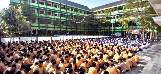 Ribuan Siswa MTs dan MA Islamiyah Attanwir Talun...