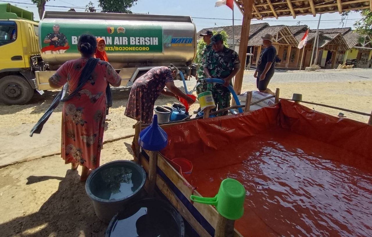 Kemarau Memuncak, Kodim Bojonegoro Salurkan 8.000 Liter Air...