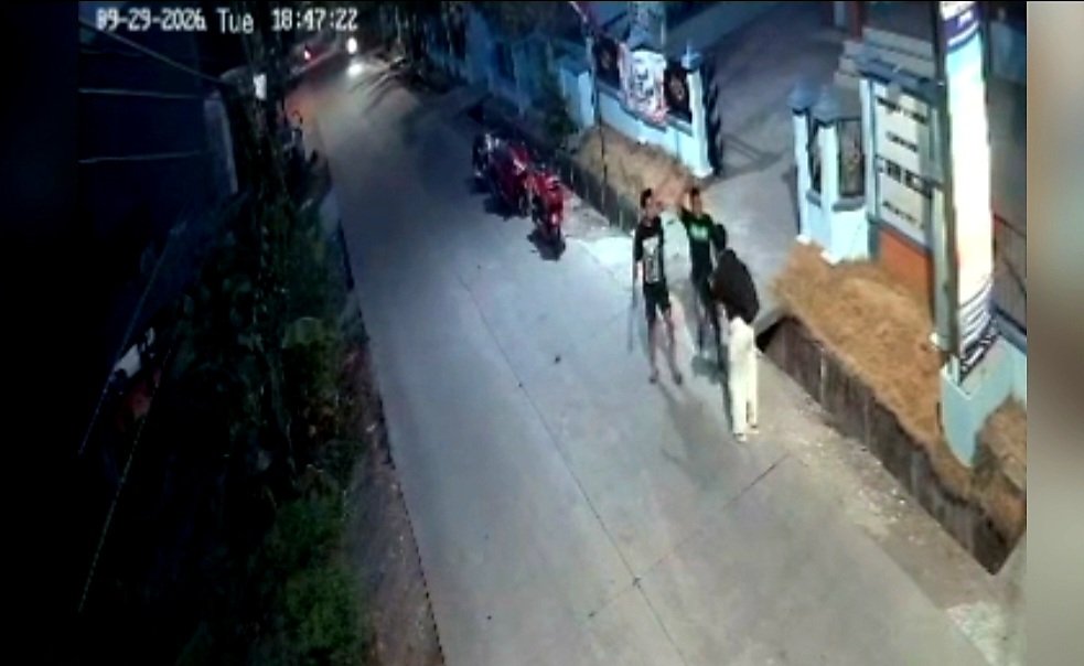 Terekam CCTV, Dua Pemuda di Bojonegoro Dikejar dan...
