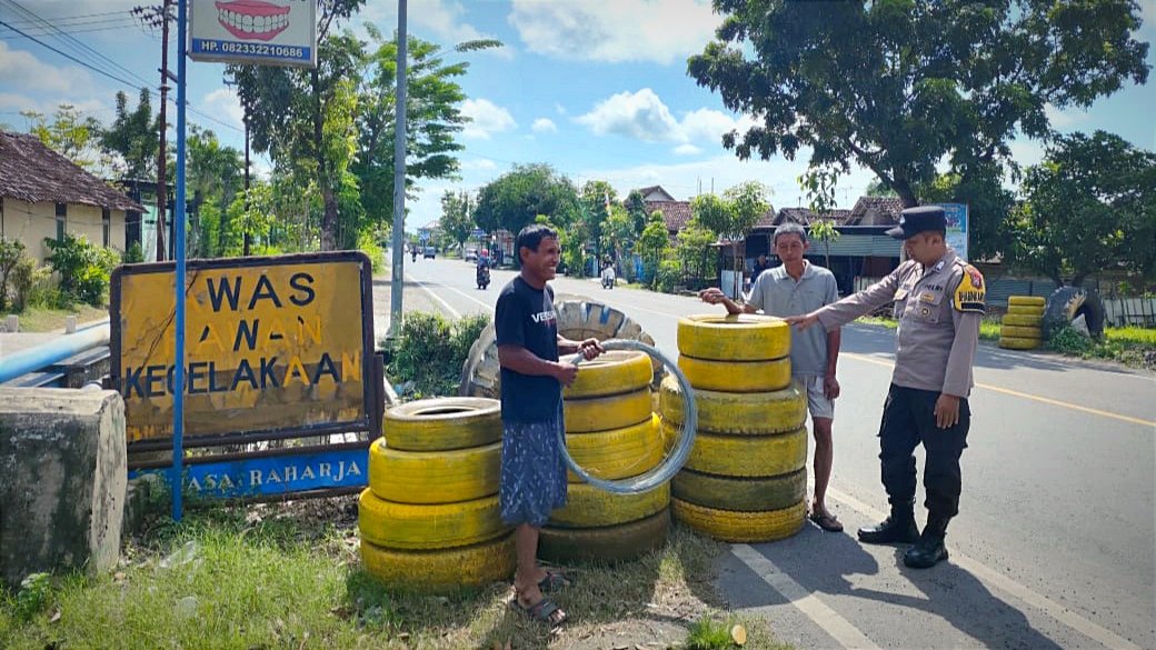 Cegah Kecelakaan di Jalan Bojonegoro-Babat, Warga Balenrejo Gotong Royong Pasang Rambu Darurat
