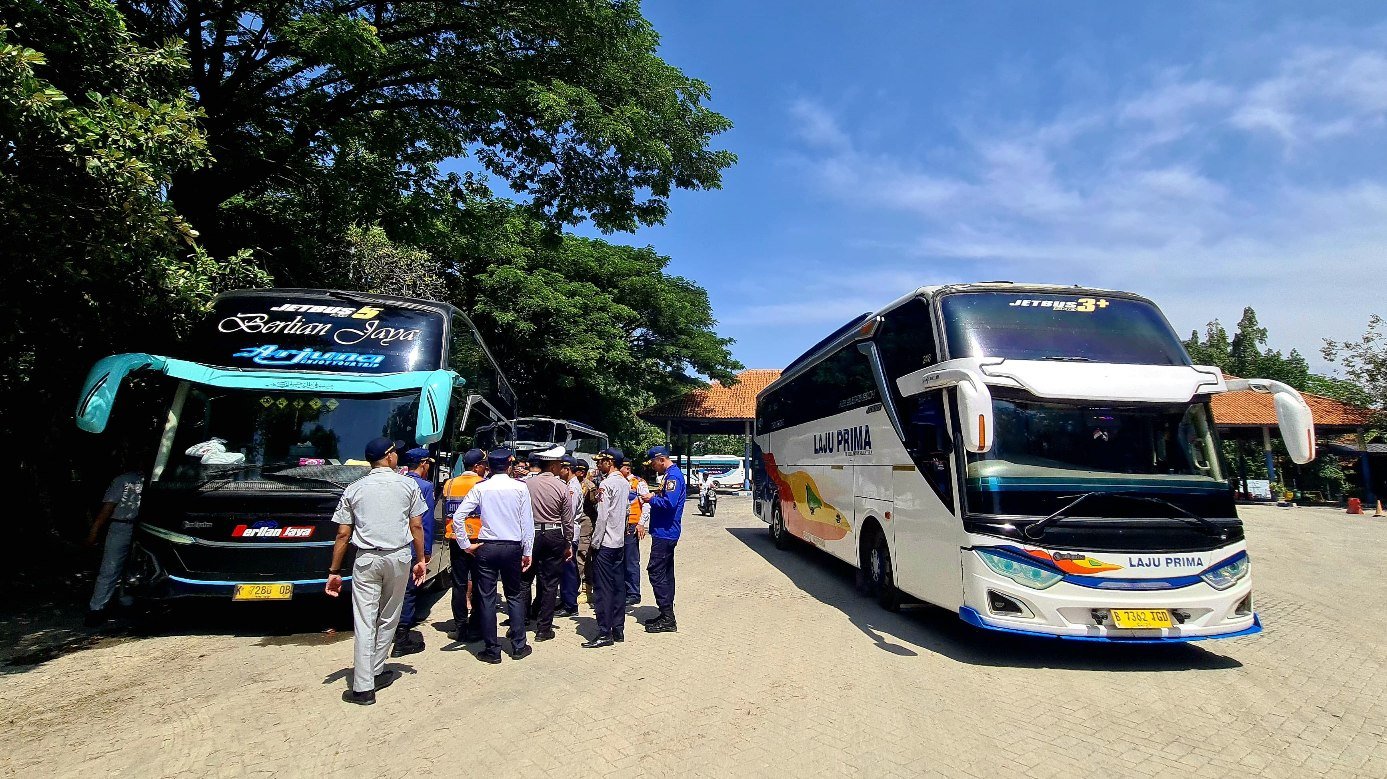 Petugas Gabungan Uji Kelaikan Puluhan Bus di Terminal Bojonegoro, Satu Bus Ditilang