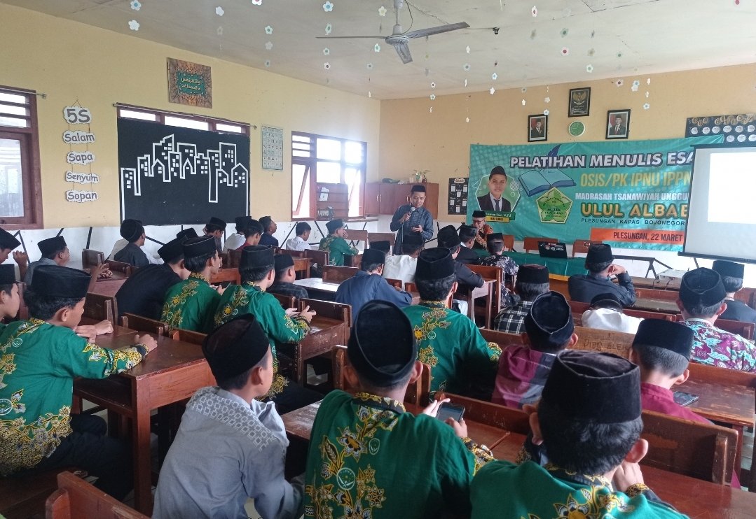 Ingin Lahirkan Buku, Peserta Didik MTs Unggulan Ulul Albab Diberi Pelatihan Menulis Esai