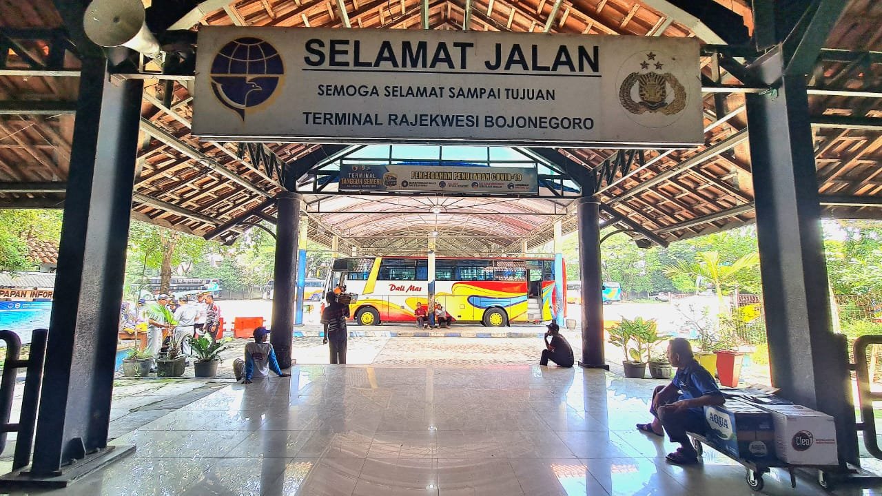 Meningkat 60 Persen, Ribuan Pemudik Mulai Padati Terminal Bojonegoro