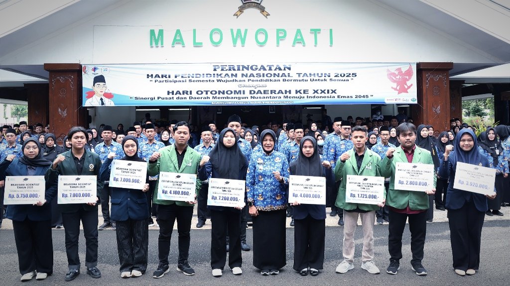 Momen Hardiknas, Pemkab Bojonegoro Serahkan Beasiswa untuk Mahasiswa