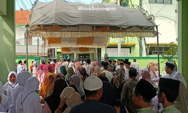 Berjubel di Pintu Utama Ponpes Attanwir