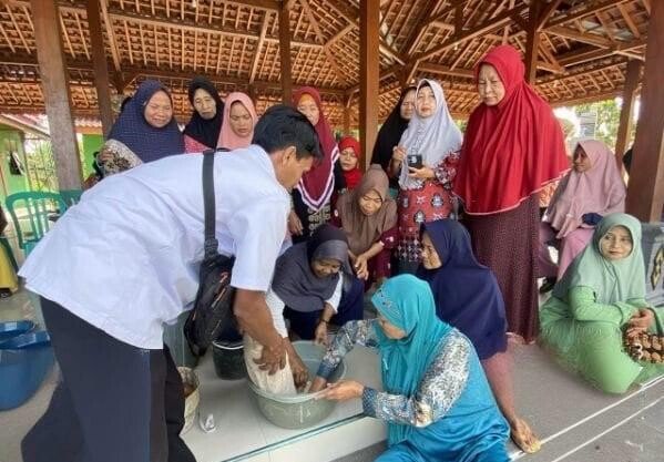 Olah Limbah Pertanian, Warga Panjang-Kedungadem Diajari Jamur dari Bonggol Jagung