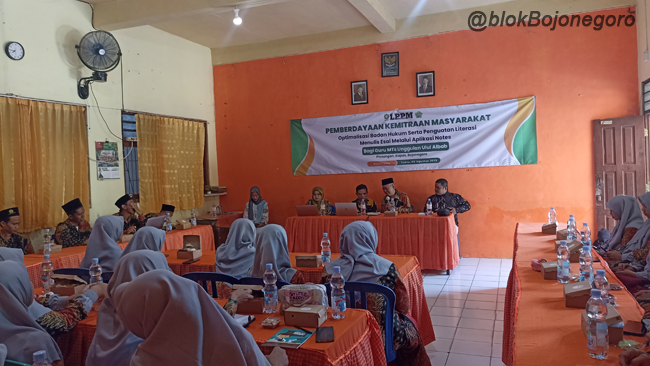 Cetak Madrasah Literasi, Dosen UNUGIRI Latih Guru Ulul Albab Menulis