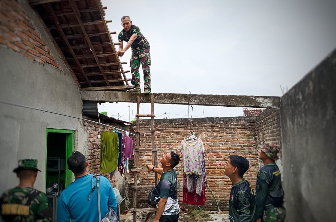 TNI Bersama Warga Campurejo Perbaiki Rumah Terdampak Bencana