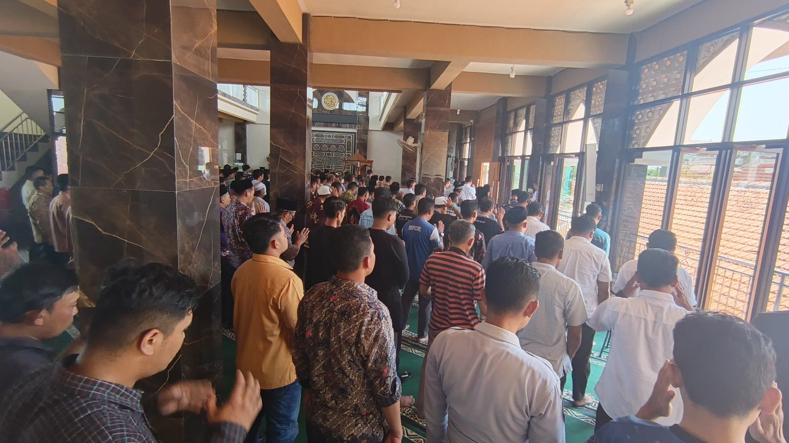 Ratusan Jamaah Masjid Al Ikhlas Bojonegoro Gelar Sholat Ghaib untuk Korban Santri di Sidoarjo