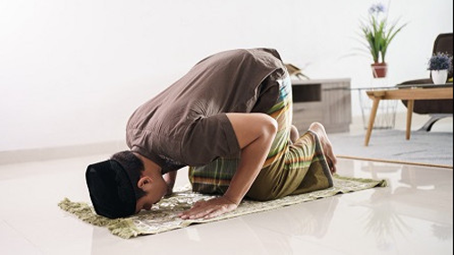 Ketika Sujud Aurat Terlihat, Apakah Shalatnya Batal?