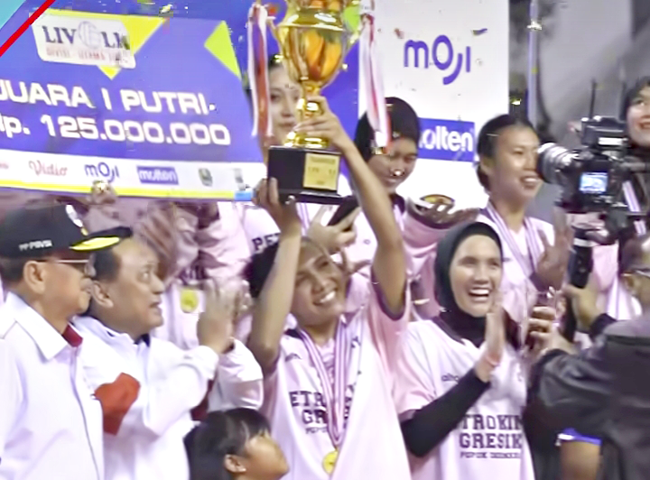 Kapten Petrokimia Gresik Angkat Piala Juara Livoli Divisi Utama 2025