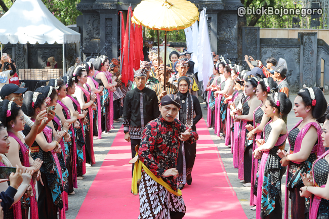 Camat Beserta Undangan Memasuki Lokasi Kayangan Api