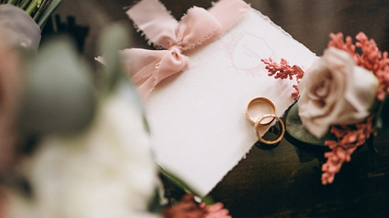 Dapat Undangan Acara Pernikahan Lewat Medsos, Apakah Wajib Hadir?