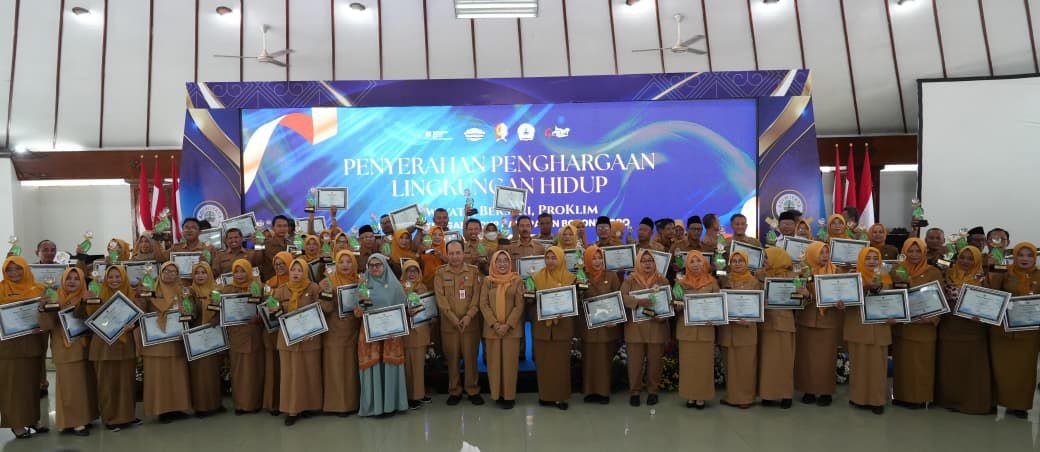 Pemkab Bojonegoro Serahkan Penghargaan Lingkungan Hidup 2025