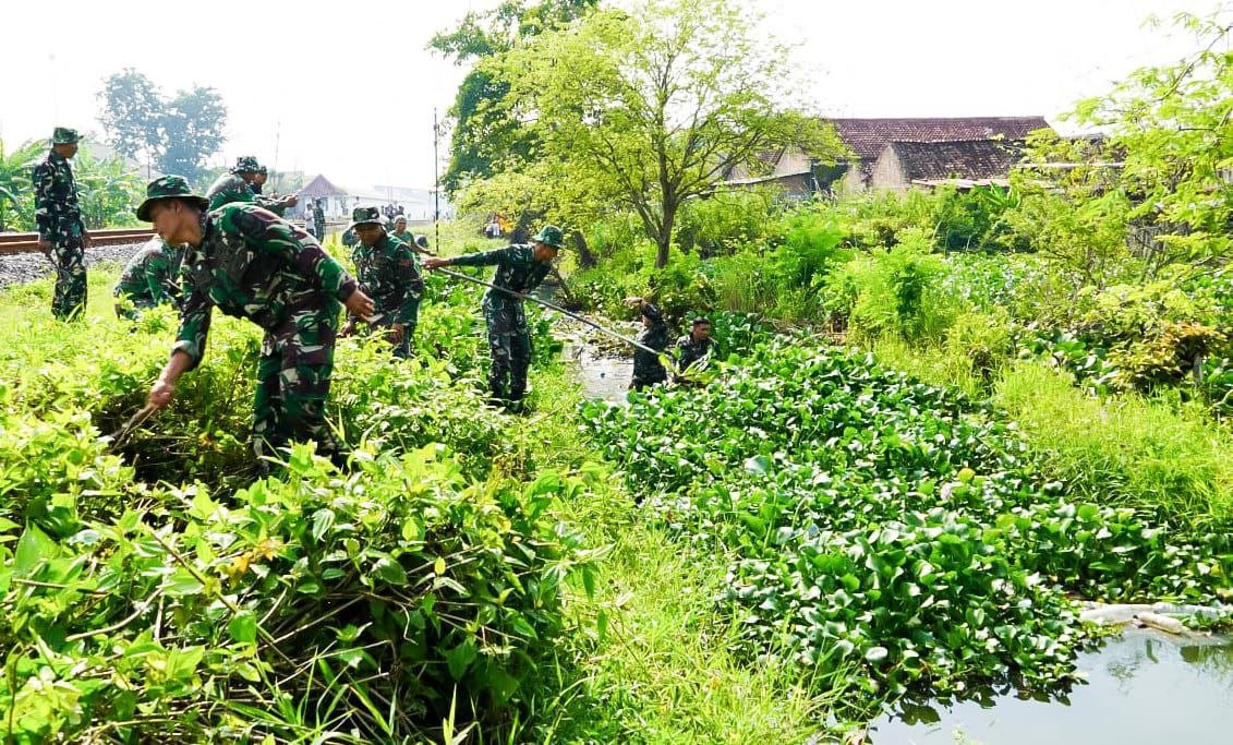 Mitigasi Bencana, TNI dan Warga Sukorejo Gotong Royong Bersihkan Sungai