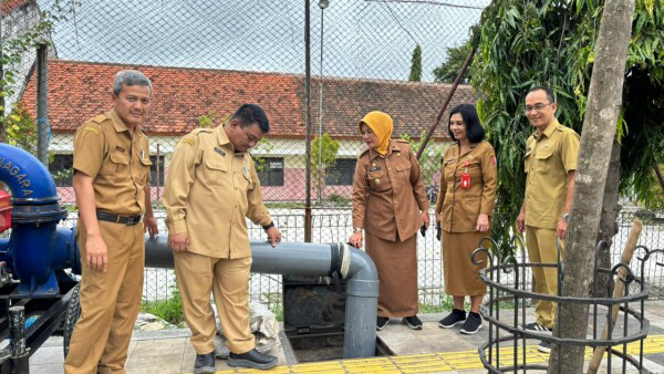 Pantau Langsung Pemasangan Pompa Air di Jantung Kota Bojonegoro