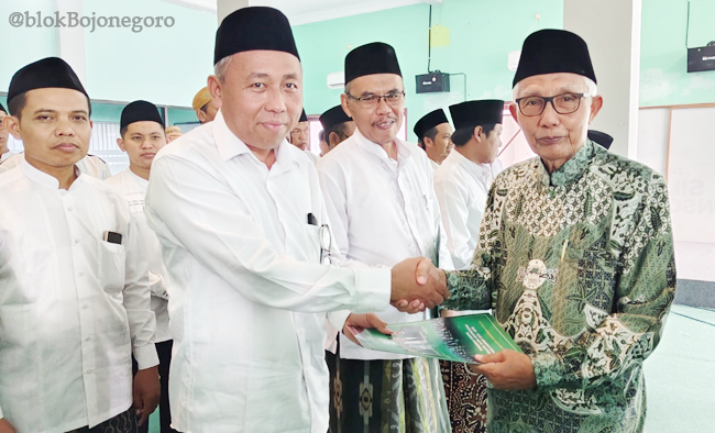 Rais Syuriah PCNU Bojonegoro Serahkan SK Pengurus ke 10 PC Lembaga