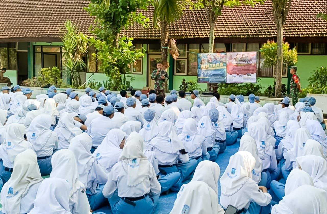 Jemput Minat Pelajar, Babinsa Balen Kenalkan Rekrutmen Bintara dan Tamtama TNI AD