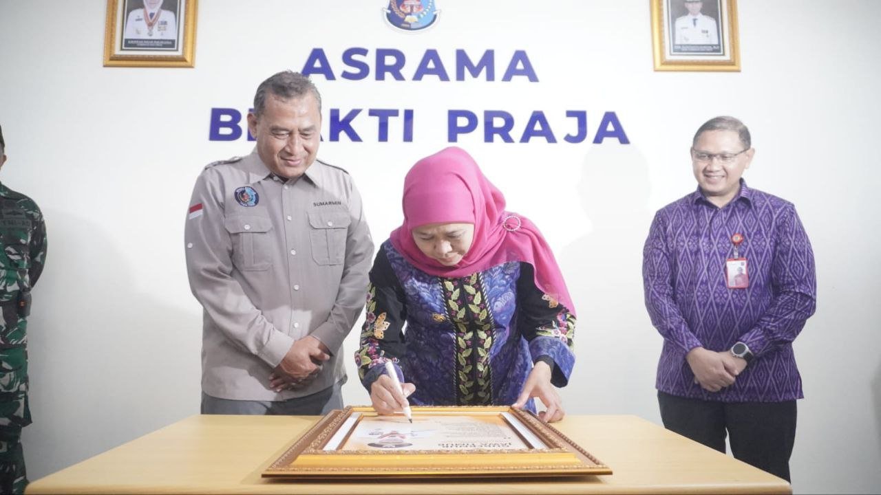 Gubernur Jatim Tandatangani Piagam Peresmian Sarana SMAN 2...