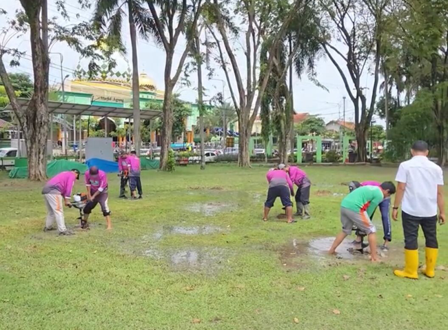 Hujan Lebat Alun-Alun Bojonegoro Tergenang, DLH Buat Lubang...