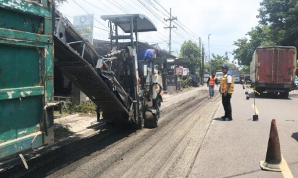 Jalan Bojonegoro-Babat Rusak, Banyak Kendaraan Over Muatan