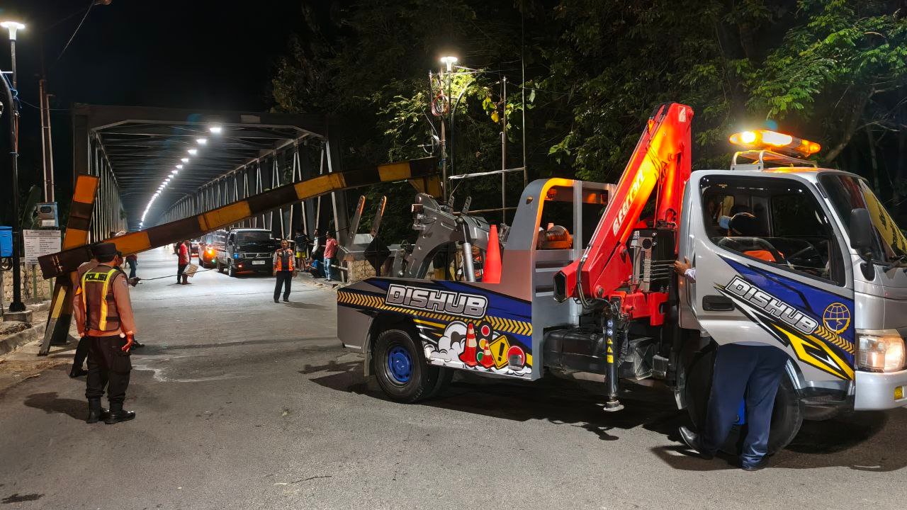 Tindak Lanjut Cepat, Petugas Gabungan Tangani Portal Pembatas...