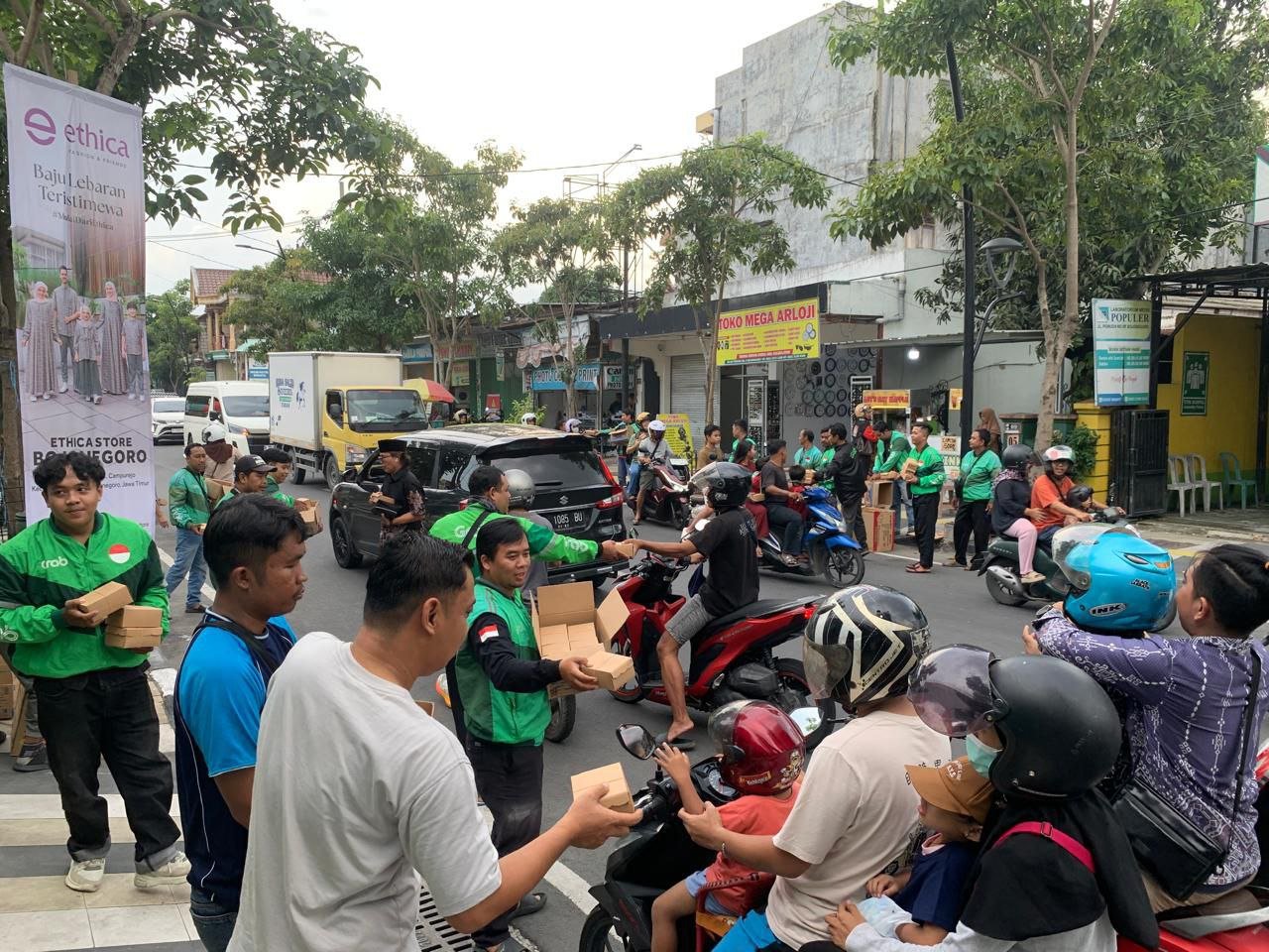 Aksi Sosial Ramadan, Komunitas Ojol Bojonegoro Bersatu Berbagi...