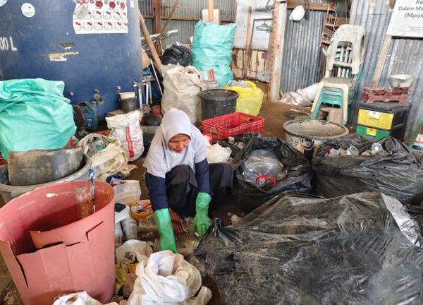 Mpok Damira Sukses Kelola Sampah Rumahan di Desa...