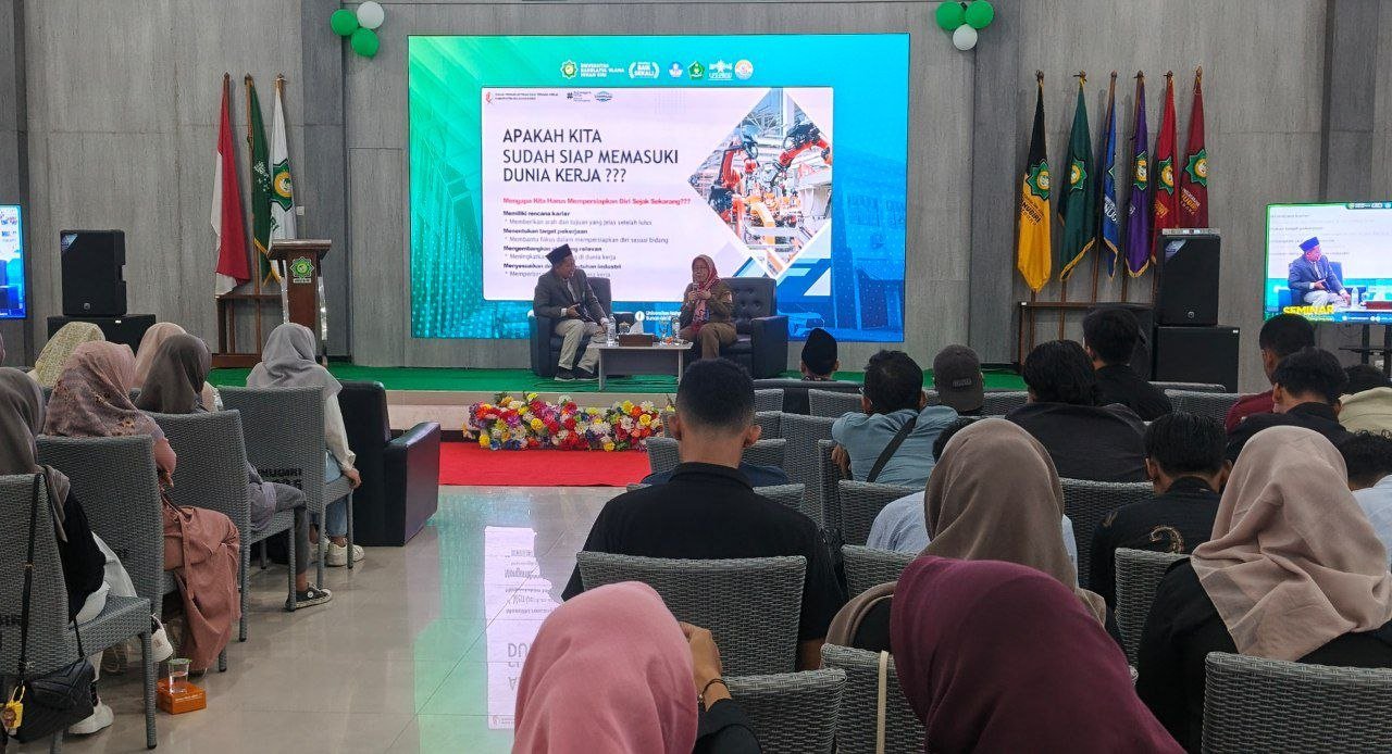Seminar “From Campus to Career” UNUGIRI Bojonegoro Bekali...