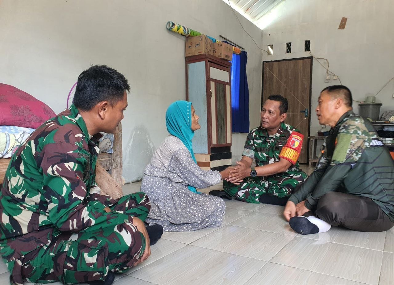 Babinsa Sukosewu Bantu Lansia Korban Penipuan Modus Haji