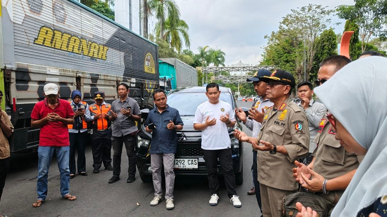Petugas Kawal Pengiriman Koper Jemaah Haji Bojonegoro ke...