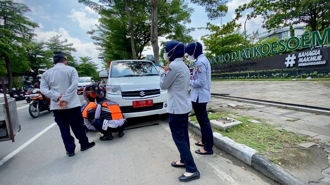 Parkir Liar di Depan RSUD, Mobil Siaga Desa...