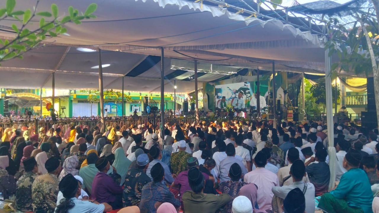 Puluhan Ribu Jamaah Hadiri Puncak Haul ke-34 Almaghfurlah KH. Muhammad Sholeh di Ponpes Attanwir