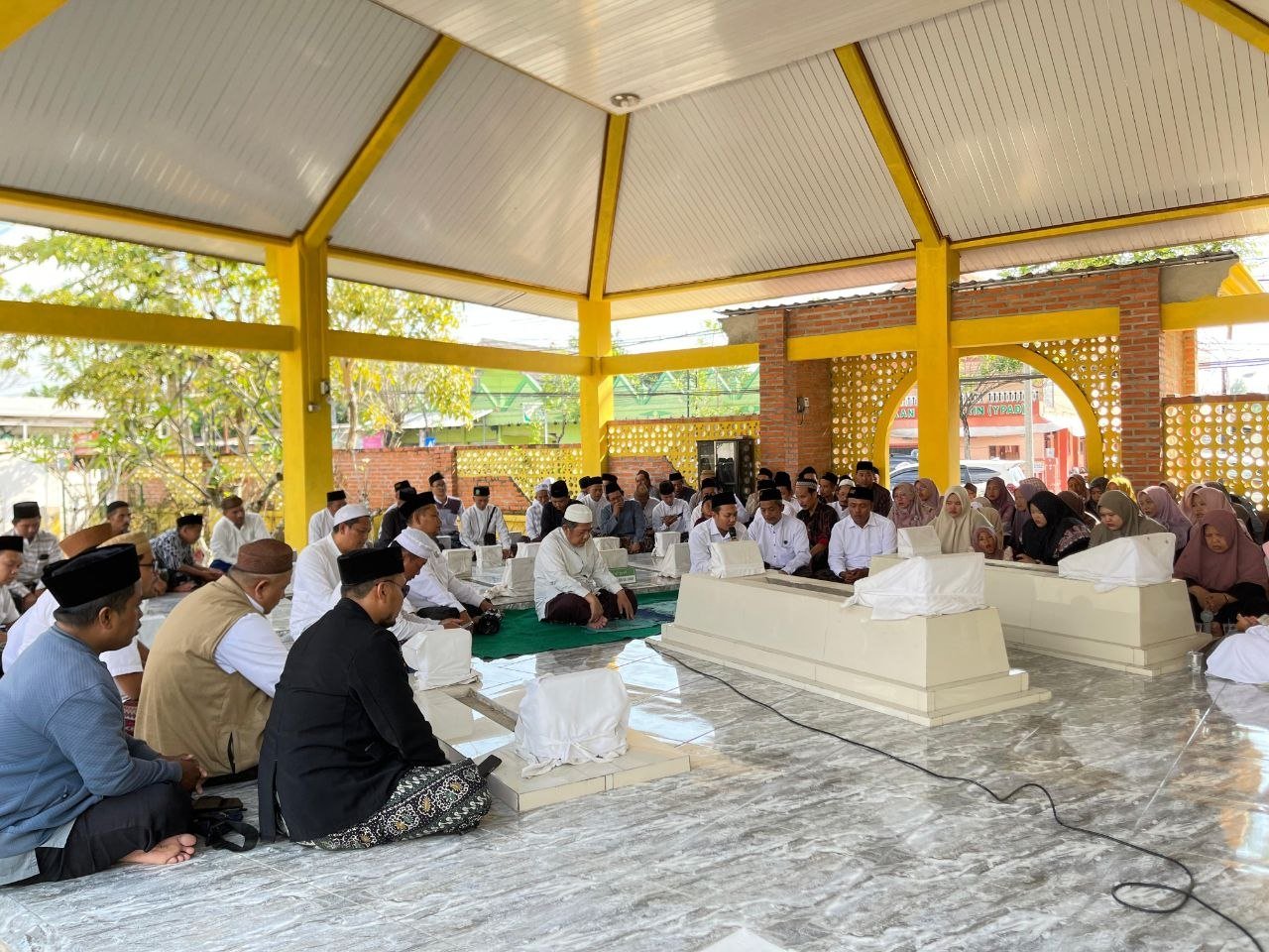 Sambung Sanad Alumni Ponpes Attanwir di Pesarean Almaghfurlah...