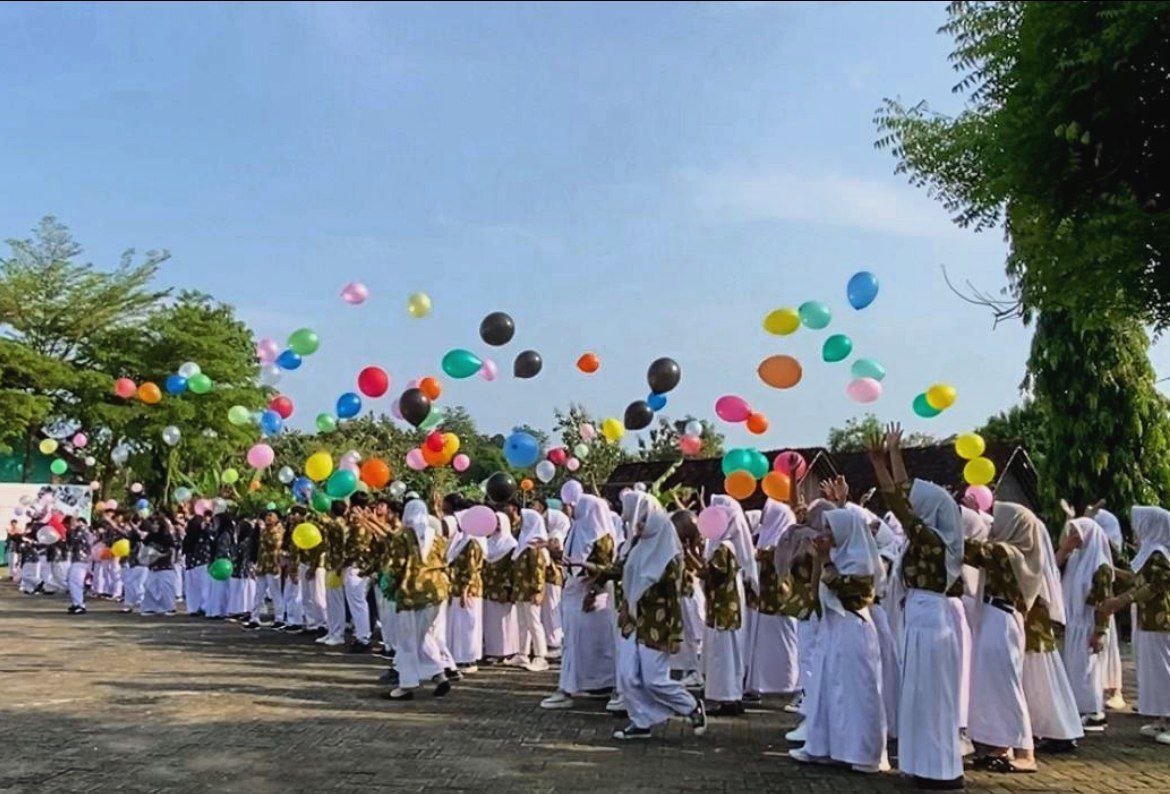 Lepas Balon, Lepas Harapan: Momen Haru Pelepasan Siswa...
