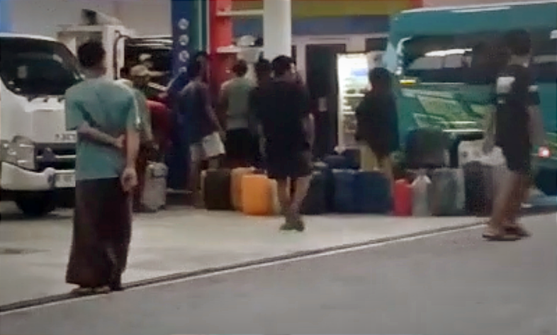 Viral! Diduga Dahulukan Jerigen, Antrean Solar di SPBU...