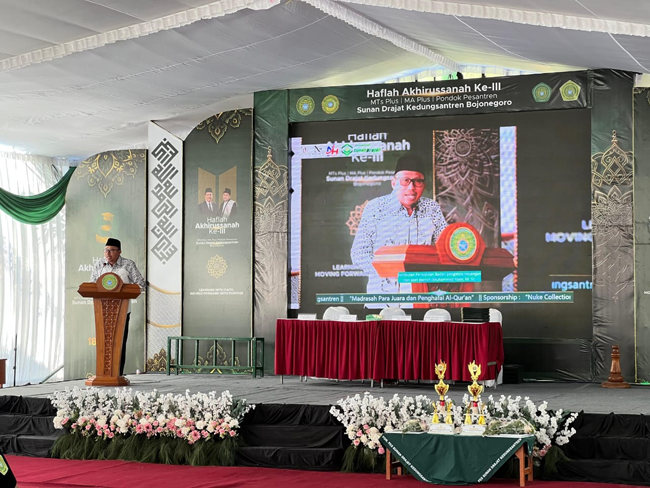 Plt Kepala Bapeda Jatim Hadiri Haflah Akhirussanah  MTs dan MA Plus Sunan Drajat Kedungsantren