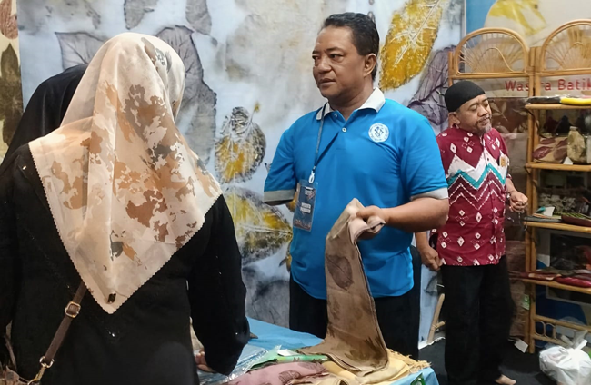 Tampilkan Batik Ecoprint, Stand PDKB Diserbu Pembeli di...