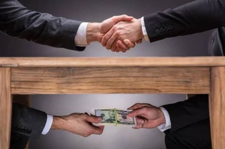 Bekerja dengan Cara Menyuap: Bagaimana Hukum Gajinya?
