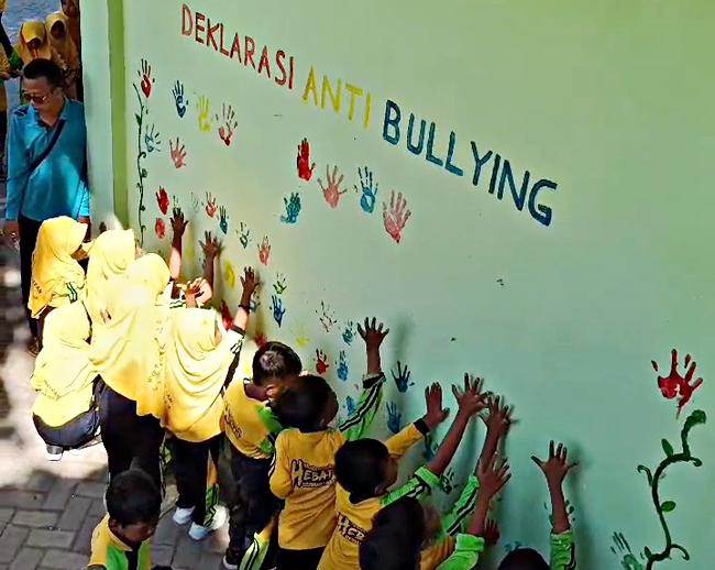 Siswa dan Guru KB Tunas Karya, RA Serta...