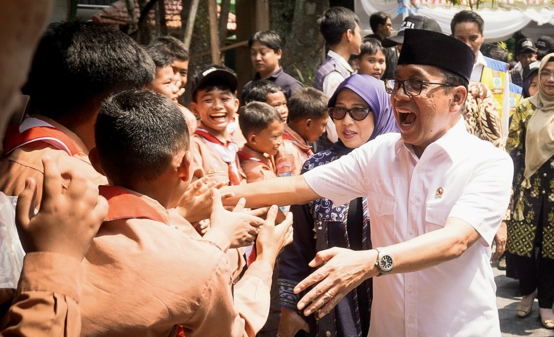 Resmikan Gedung SMPN 1 Padangan, Pratikno Bicara Ancaman...