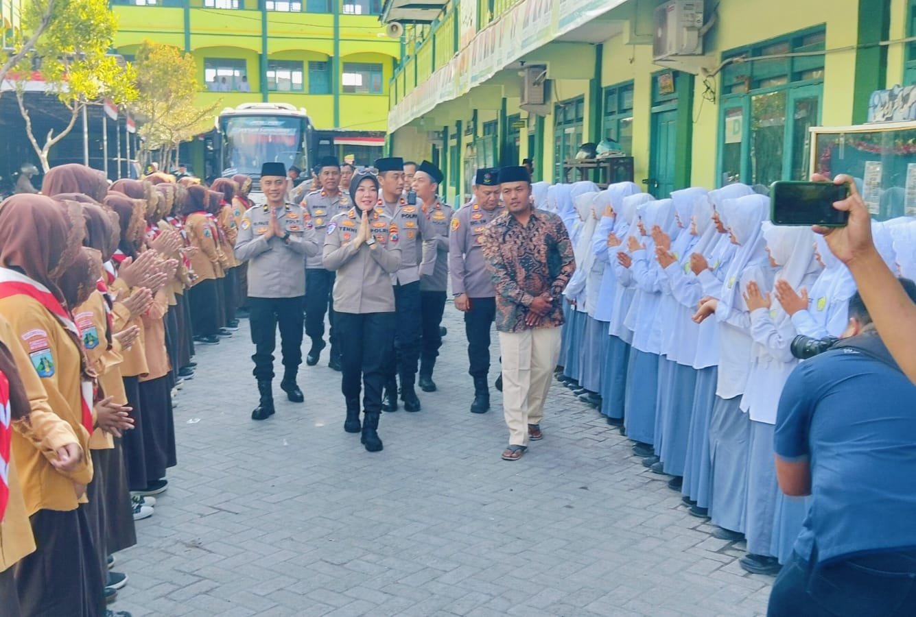 Di Ponpes Attanwir Talun, Kapolres Bojonegoro AKBP Yenni...