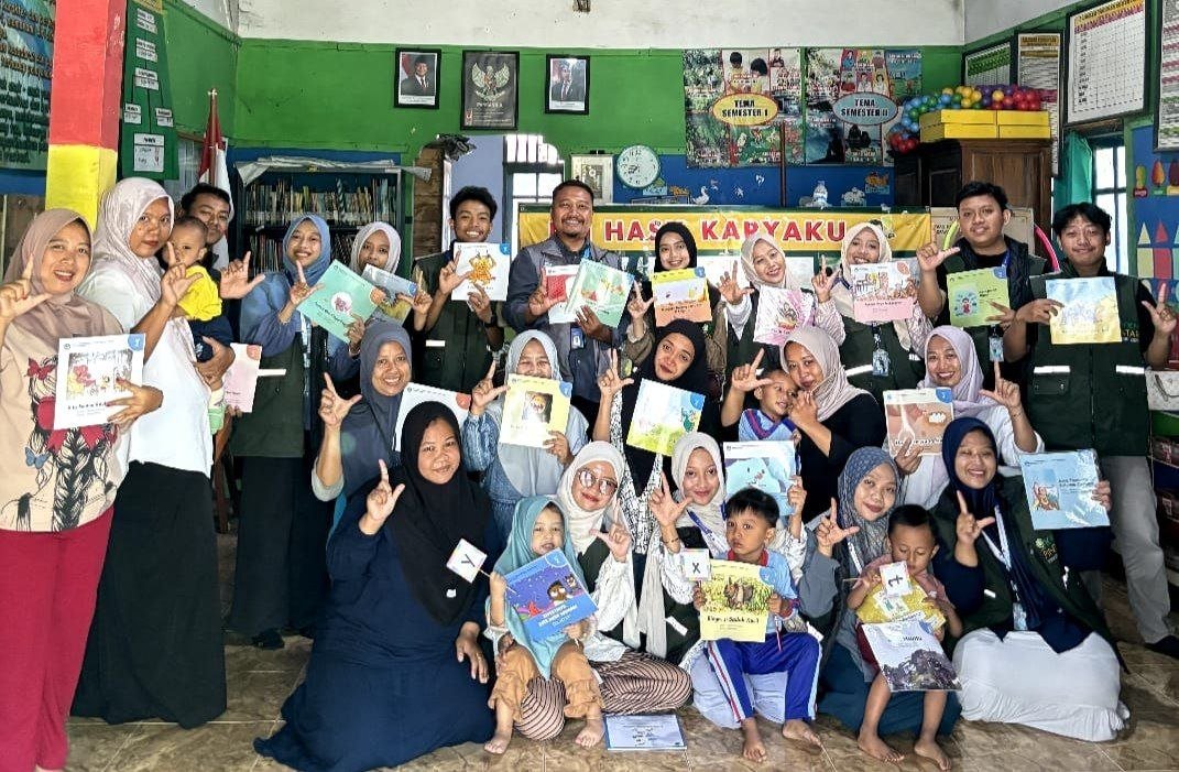 Menepis Layar Kaca dengan Lembar Cerita, Tur Literasi...