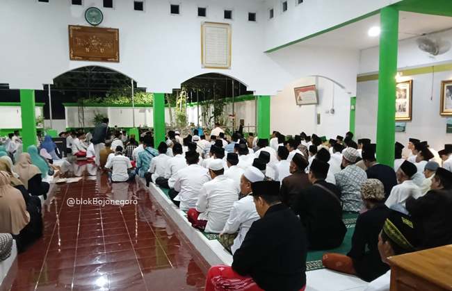 Mujahadah dan Doa Bersama di Pesarean Mbah Wahab...