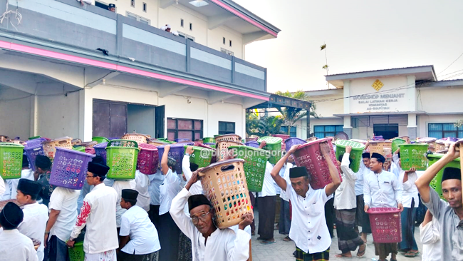 Warga Bahagia dan Panggul Berkat Jumbo dariPonpes Sabilunnajah...
